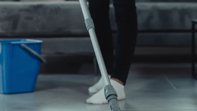 Spălarea pardoselii cu mopul profesional
